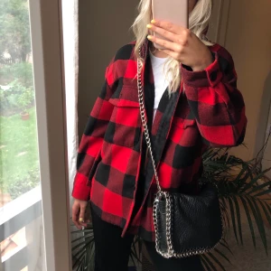 Väska - Superfin väska från tiamo. Originalpris 500kr. Mitt pris: 150kr💖