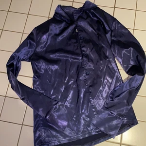 Jättesnygg ”silkes”-skjorta - Supersnygg blå skjorta i som silke i storlek 36! Kan stylas väldigt coolt och snyggt både tight och oversized så kan passa 32-36 kanske 👍🏼 Tagit med blixt så den är inte lika glansig i verkligheten. 