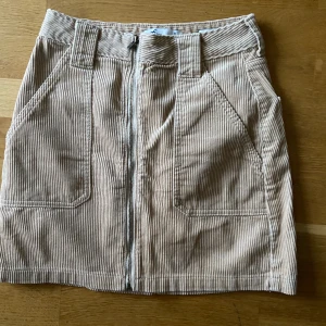 Beige manchesterkjol den hollister  - Den här kjolen är extremt fin med en dragkedja längst fram och markerade fickor, men tyvärr för liten för mig!