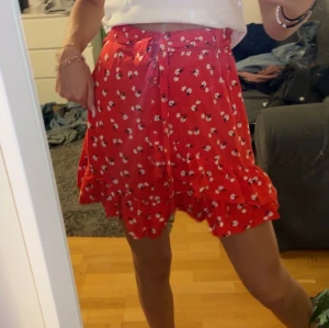 Blommig kjol - Säljer min jötte söta blommiga kjol från lindex barnavdelning  storlek  146/152