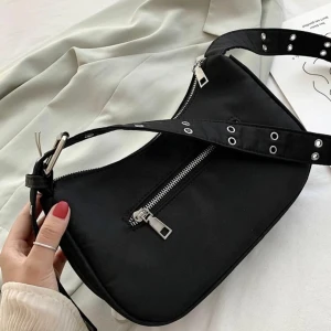 Axelremsväska  - Dunder snygg väska köpt för ca 6 månader sedan. Sparsamt använd så den är som ny! Passar till allt. Köpt på shein men är av väldigt bra kvalité. 170kr + frakt 💛💫