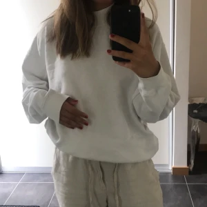 Oversized sweatshirt - En oversized sweatshirt som är för lång för mig men går att vika upp. Från uniqlo. Köpare står för frakt 🌸