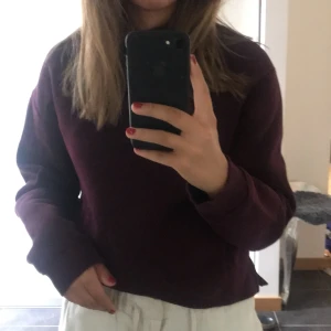Sweatshirt - En vinröd sweatshirt från Mango. Denna är sparsamt använd. Köpare står för frakt🌸 