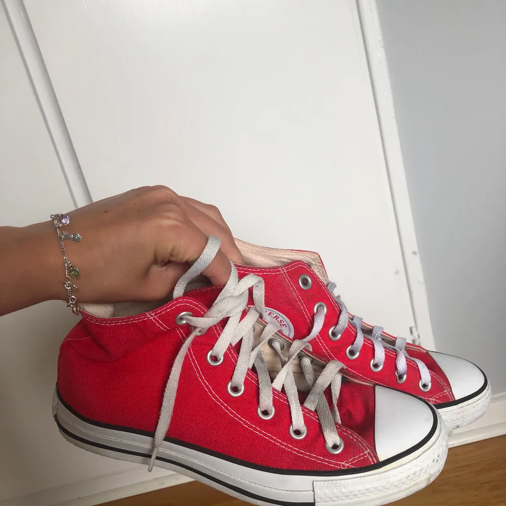 skorna är nästan i perfekt skick och efter en tvätt skulle de nog se nya ut. kan mötas upp i stockholm eller frakta 💗. Skor.