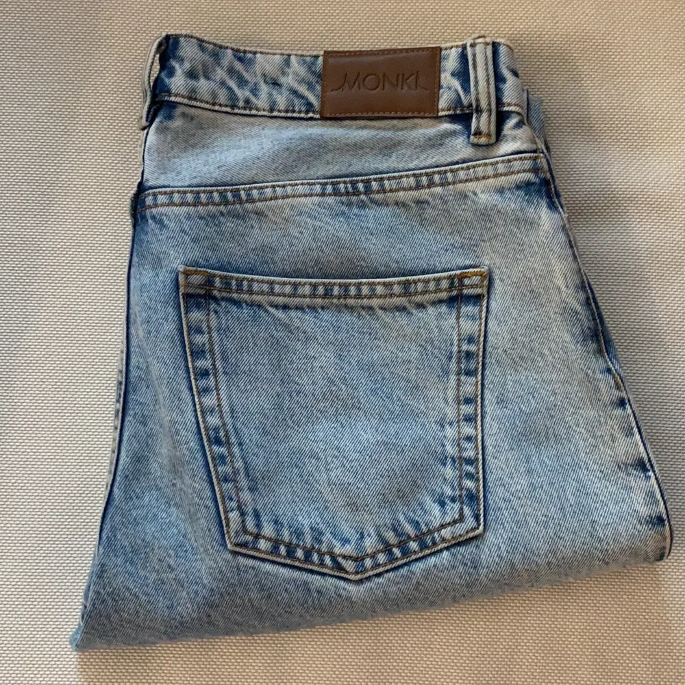 Sjukt sköna slacker jeans från monki , det är en stor 27 i midja , jag har 29 på till exempel Levis. . Jeans & Byxor.