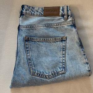 Sjukt sköna slacker jeans från monki , det är en stor 27 i midja , jag har 29 på till exempel Levis. 
