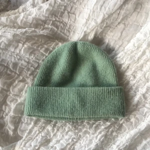 Mintgrön mössa  - Mintgrön mössa från Monki. Sparsamt använd. Köpare står för frakt