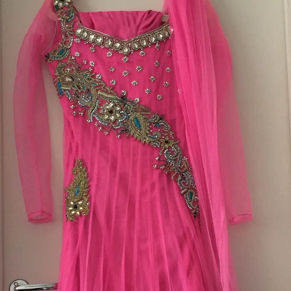 Rosa afghansk klänning, använt ett par gånger, jättefin, har små diamanter på sig, säljer med frakt har en rosa sjal o byxor  . Klänningar.