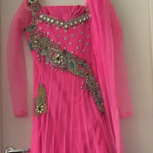 Rosa afghansk klänning, använt ett par gånger, jättefin, har små diamanter på sig, säljer med frakt har en rosa sjal o byxor  
