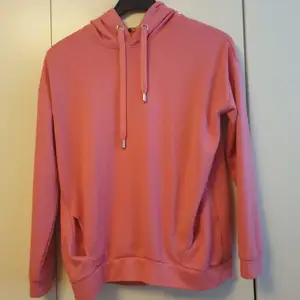 Säljer denna söta rosa hoodien som inte kommer till användning längre. Den är tunn och har en ficka framtill. Lite nopprig men inget som syns på avstånd. Har klippt bort alla lappar men skulle säga att det är en storlek S. Tror jag köpt den på H&M för ett par år sedan. Köparen står för frakten 