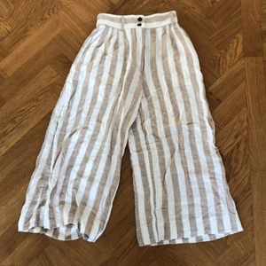 Linnebyxor - Linnebyxor från H&M i storlek 34, lite kortare i modellen. Jättebekväma o snygga dock inte min stil längre. Aldrig använda