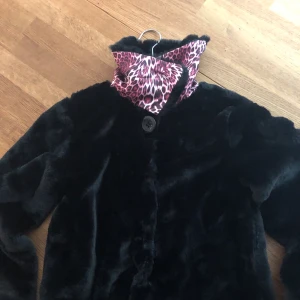 Pälsjacka - Svart superlen pälsjacka köpt i USA. Innerfoder i rosa leopardmönster. Aldrig använd med prislapp kvar.