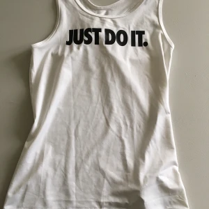 Tränings tröja - Säljer detta snygga tränings linne pga att den aldrig kommer till användning, den är i ett bra skick och är i storlek XS, köparen betalar frakt✨🥰