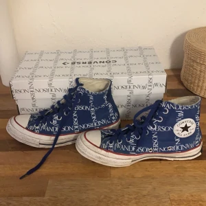 Jw anderson x converse skor - Säljer mina väldigt använda jw anderson skor efter att de inte passar längre, köpta från dover streetmarket för ca över tusenlappen 1 år tillbaka, både box och tygpåse ingår i priset