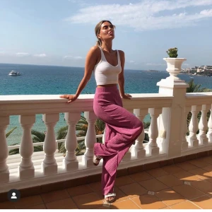 Blisserad byxa - Intressekoll! Finns möjligen en chans att jag säljer dessa fantastiska brallor ifrån Zara. Det är samma byxa som Bianca ingrosso bär men i en beigeaktig färg. Nyskick! Aldrig använda! 