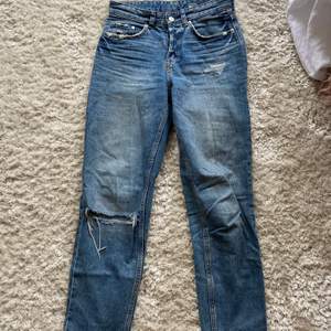 Mörkblåa jeans med hål från H&M. Storlek 24, passar dig som är 155-160cm. Tyvärr för små för mig så kan inte visa en bild på, men kan fråga kompisar om de kan modells om ni vill ha bilder. Low waisted och rak passform. Supernajsiga!💞💞 köparen står för frakten!