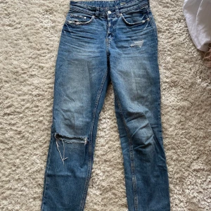 Low waisted boyfriend jeans - Mörkblåa jeans med hål från H&M. Storlek 24, passar dig som är 155-160cm. Tyvärr för små för mig så kan inte visa en bild på, men kan fråga kompisar om de kan modells om ni vill ha bilder. Low waisted och rak passform. Supernajsiga!💞💞 köparen står för frakten!