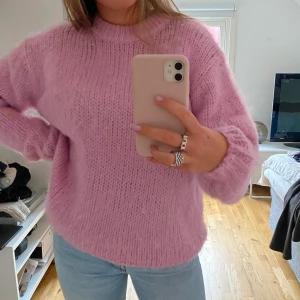 Stickad tröja strl 38 - Så mysig och fin stickad tröja från Asos! Oanvänd, säljer då den inte kommer till användning.
