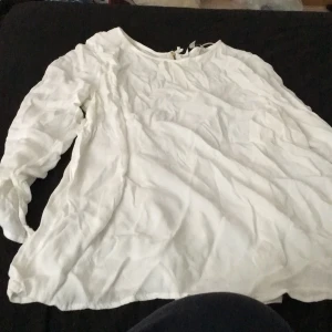 Långärmad tröja - Tunn, långärmad tröja. Dragkedja i ryggen 
