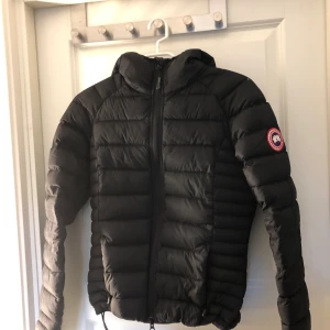 Canada goose jacka - Säljer min canada goose jacka i storlek xs. Jätte fint skick och helt rökfri. Köparen står för frakten:) pris:700