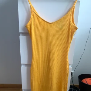 Klänning - En fin figursydd klänning, köpt på Primark i London för ca 3 år sedan. Använd väldigt fåtal gånger