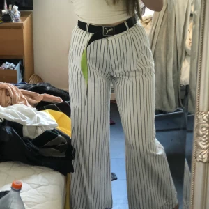 Randiga vida byxor - Snygga vita byxor med svarta ränder. Endast använda nån gång. Säljer pga för stora. Figursydda🍄