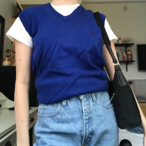 Oversized stickad väst - Stickad väst från Chaps!! Köparen står för frakt Passar alla storlekar från Xs till L. OBS!! Västen är knutten på första bilden medans andra bilden är hur den sitter på kroppen