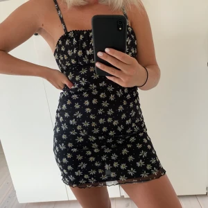 Svart klänning med blommor - Helt oanvänd svart klänning med blommor från ASOS🤩 ganska låg i ryggen och fin passform. Storlek XXS men fortfarande inte super liten då jag vanligtvis är en S. 🌼 Kunden betalar frakten