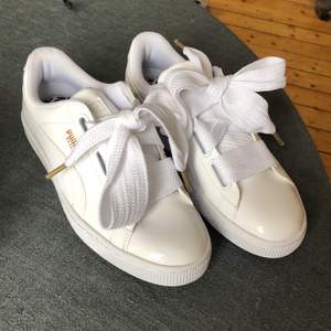 Ett par vita glansiga/lack skor från puma som är helt oanvända i storlek 37,5 (sista bilden)💕