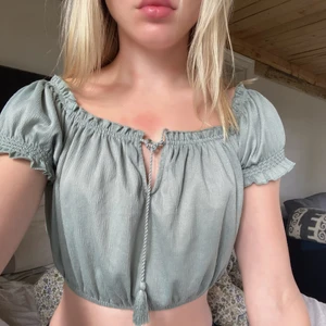 Vacker topp🌸 - Säljer denna topp då den tyvärr inte kommer till användning. Tröjan är knappt använd och har inga skador eller täcken på användning. Hör av er vid fler frågor💕 mvh Clara💕