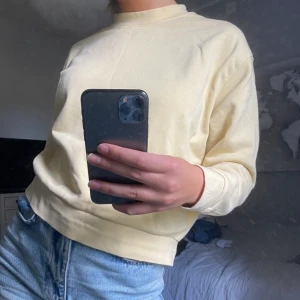 Weekdaytröja - Lägger ut igen, skitsnygg gul tröja från weekday, använd ca 3 ggr, tvättad en gång. Säljer pga behöver pengar☀️☀️☀️ strl XS men passar upp till M då den är stor.