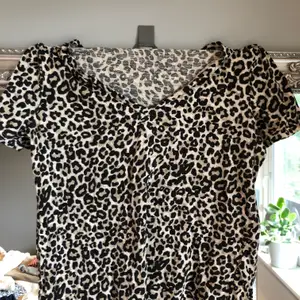 Leopard t-shirt i storlek ca. 