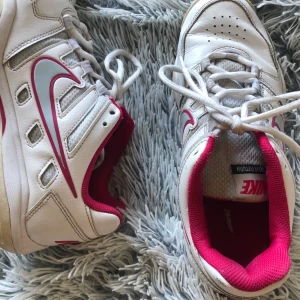 Nike air  - Hej! Jag säljer nu mina rosa/vita/grå Nike air skor i strlk 39. Dem är ganska så rena. Använt skick men ändå rätt fina. Vet inte vilken modell eftersom dem inte längre finns i i sortimentet💛 350kr inklusive frakt🌟