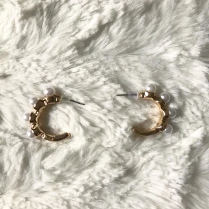 Örhängen  - Fina och helt nya örhängen! Guldiga med vita/silvriga detaljer!