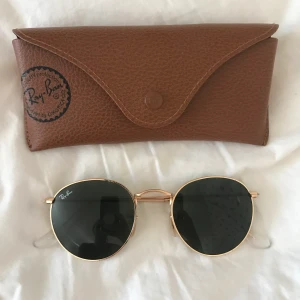 Ray Ban Round, Guld/Svart.  - Unisex! Knappt använda. Säljer pga använder inte ✨ fodral med allt som var inkluderat vid köp. Bra skick! Noll repor på glas. Frakt 40kr. Ny pris 1700. Bud!