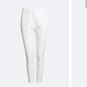 Helt oanvända och jättefina vita kostymbyxor från Bik Bok i storlek XS. Köptes för 399kr. Kan mötas upp i Gävle annars tillkommer frakt.