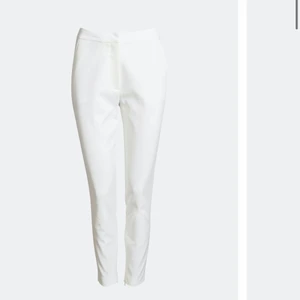 Vita kostymbyxor  - Helt oanvända och jättefina vita kostymbyxor från Bik Bok i storlek XS. Köptes för 399kr. Kan mötas upp i Gävle annars tillkommer frakt.