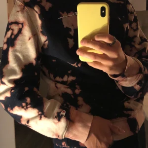 champion hoodie - champion hoodie, jag själv har blekt/tie dye:at den, använd ett fåtal gånger, även innan jag blekte den. Säljer för att den är för liten:) (pris kan diskuteras)