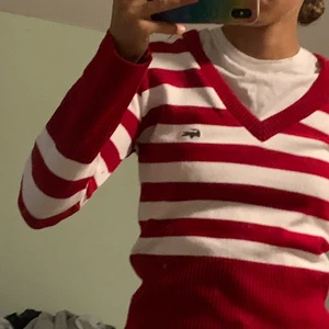 Lacoste tröja - Jättefin v-ringad stickad tröja från Lacoste! Står att den är i storlek L men sitter bra på mig som är en S men är väldigt stretchig så hade säkert passat M och XS också! Säljer då den inte kommer till användning tyvärr💗💖💓