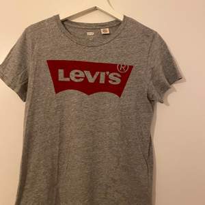 En Levis  t-shirti storlek S, använd men i bra skick, köpt på herr avdelning men en tjej kan också använda den lika så. Köparen står för frakt om inte mötas upp i Norrköping.