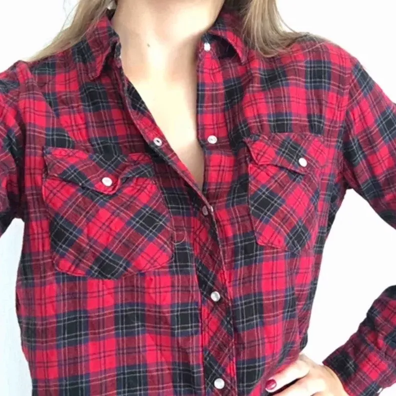 Ursnygg röd/svart flanellskjorta ❤️ fraktar eller möts upp . Skjortor.