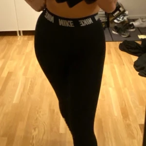 Nike tights  - Supersköna tights från Nike med resår i midjan & logga på benet. Använda 1 gång!!! Storlek M men dem är väldigt stretchiga så passar L också! Köparen står för frakten 🖤