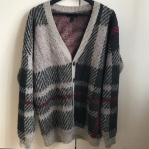 Rutig cardigan  - (Herrkläder) Rutig cardigan från ASOS i storlek M men oversized sitter mer som en L/XL. Nyskick. Frakt tillkommer