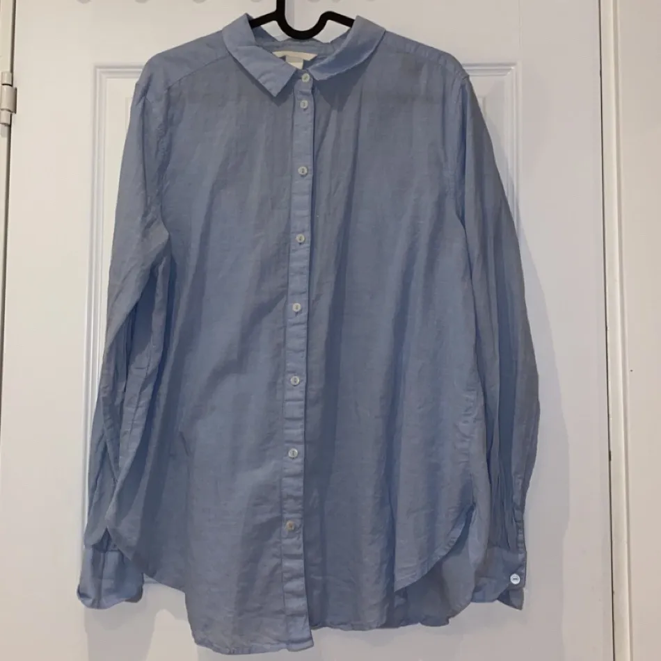 En ljusblå skjorta från HM. Storlek: 40. Aldrig använd. Frakt tillkommer.. Skjortor.