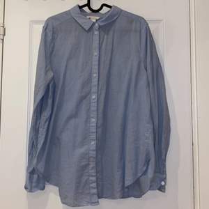 En ljusblå skjorta från HM. Storlek: 40. Aldrig använd. Frakt tillkommer.