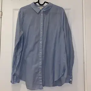 En ljusblå skjorta från HM. Storlek: 40. Aldrig använd. Frakt tillkommer.
