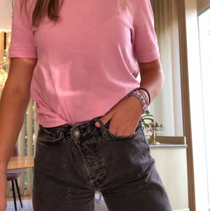 Gråa jeans från zara - Gråa jeans med glitter från Zara. Finns inte att köpa längre! BUDA❤️