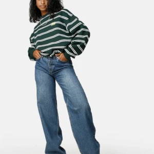 Sweatshirt  - Snygg mörkgrön och vit randig sweatshirt som är helt ny. Endast testad💜 köpt på junkyard. Buda!! Frakten blir på 50kr. Skriv privat för fler bilder 💞