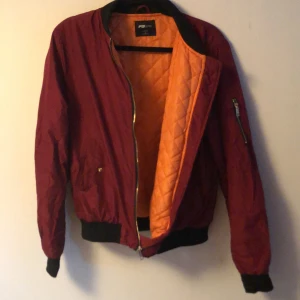Vinröd bomberjacka  - Bomberjacka använd ett par gånger, fint skick. Skickar gärna men köparen 