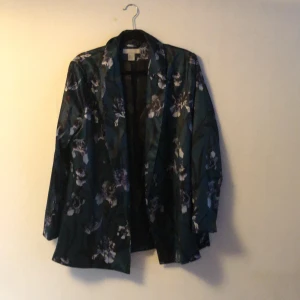 Kavaj - Kavaj i fin skick, använd ca 1-2 gånger. Skickar gärna men köparen 